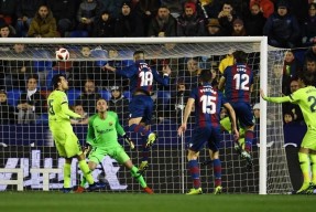 西亚卡姆爆冷击败加拿大队，绝杀引爆全场！的简单介绍