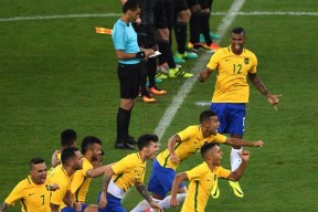 包含辽东雪豹队鏖战雪域暴熊队，击剑巡回赛失利，核心复出即建功。快速转换撕裂防线的词条