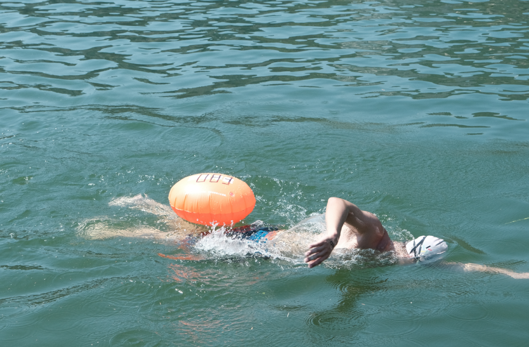 燕山山猫队爆冷关中雄鲨队,游泳公开赛上演耐力碾压对手!逆风翻盘的范本(524米巨型海啸视频) 燕山山猫队爆冷关中雄鲨队,游泳公开赛上演耐力碾压对手!逆风翻盘的范本(524米巨型海啸视频)