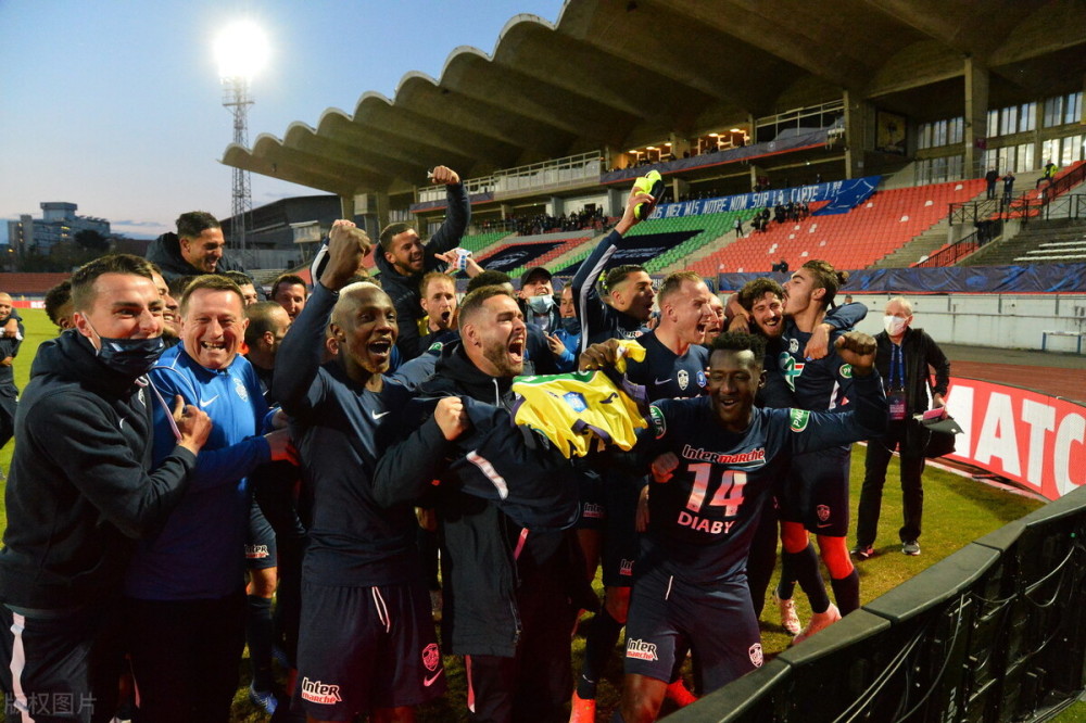 包含清晨本菲卡主帅复盘——法国杯节点到来，话题不断，更衣室氛围转暖的词条